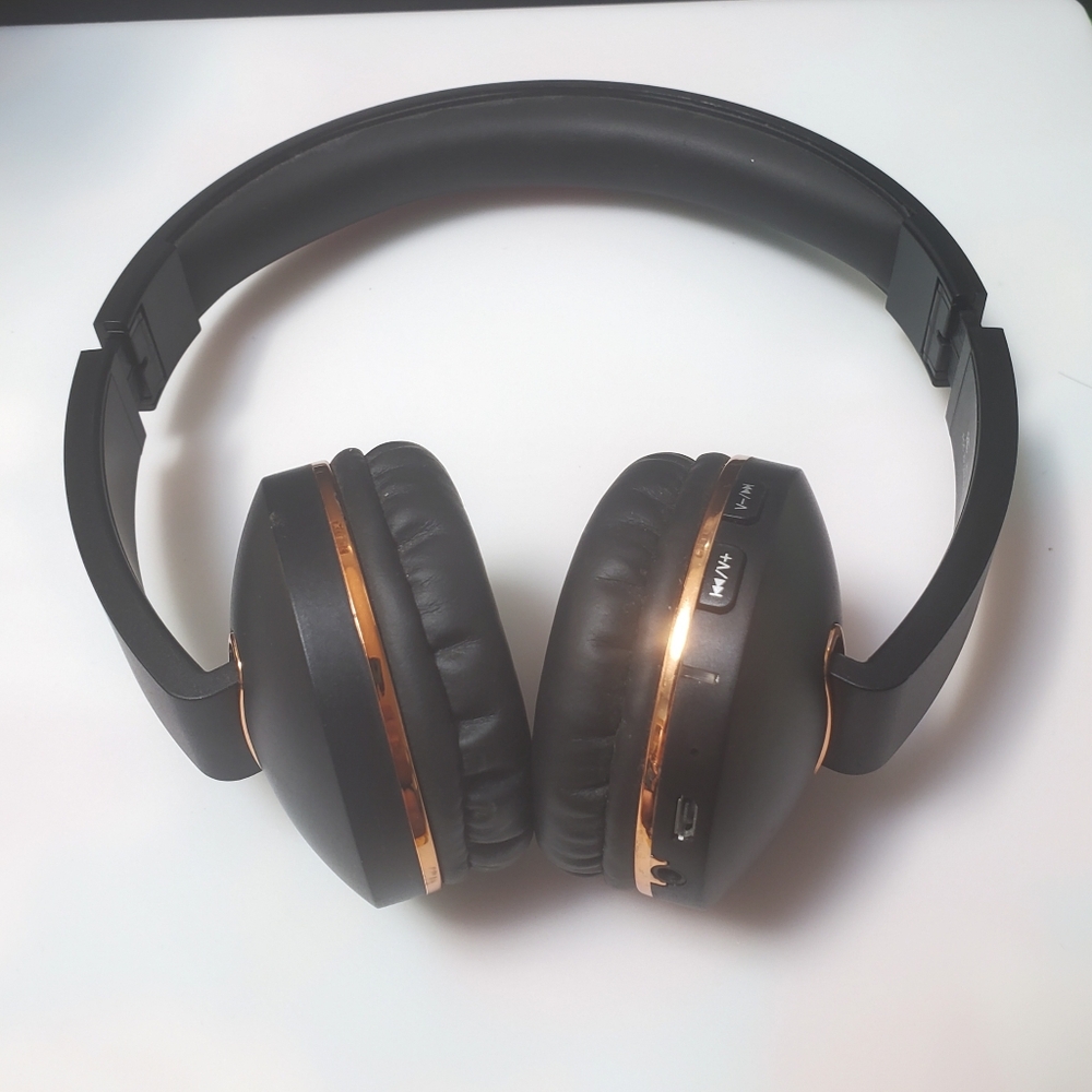 Wireless Bluetooth headphones